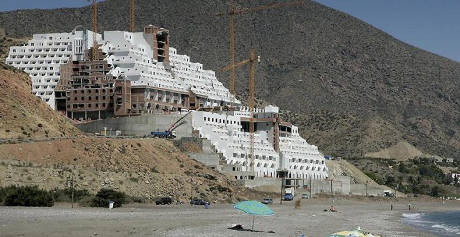 La Junta de Andalucía pide que se declare la nulidad de la licencia para poder derribar el hotel de El Algarrobico